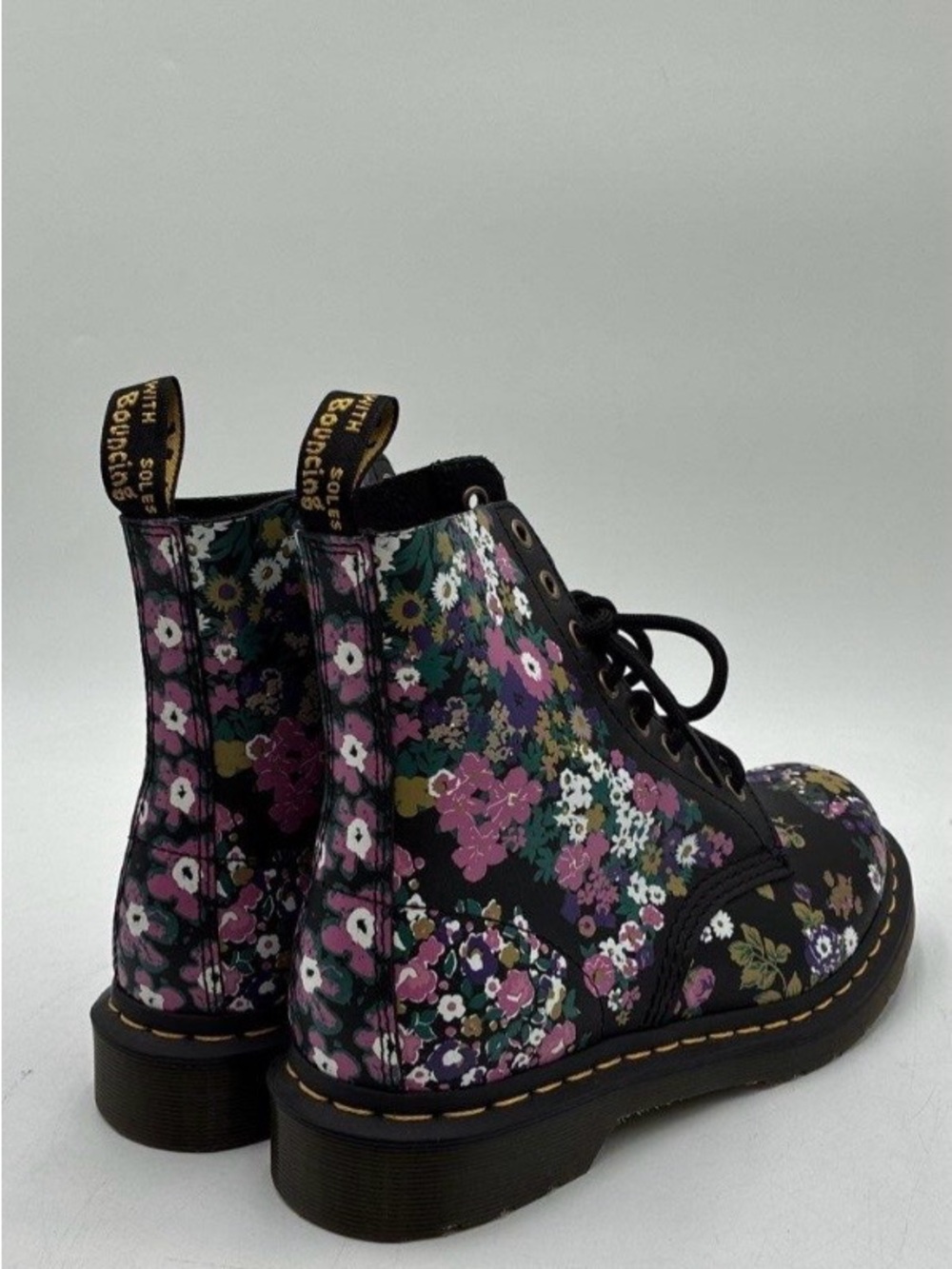 NWOB Dr. Martens 1460 Pascal Black Floral
Wanderlust 8 Eye Boots Women's Sz 8.5 - Picture 8 of 13